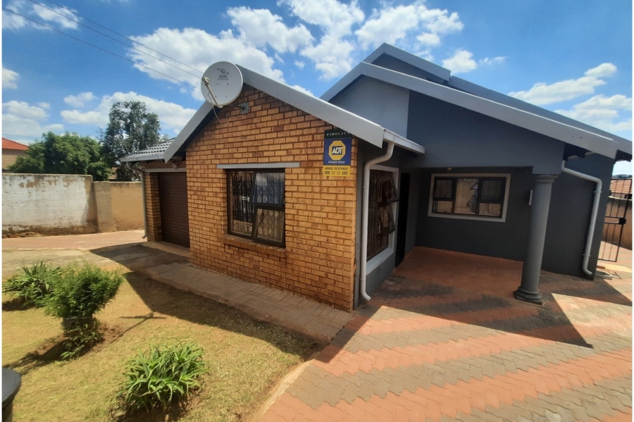 3 Bedroom Property for Sale in Clayville Gauteng