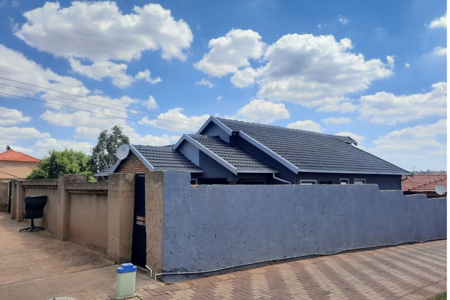 3 Bedroom Property for Sale in Clayville Gauteng