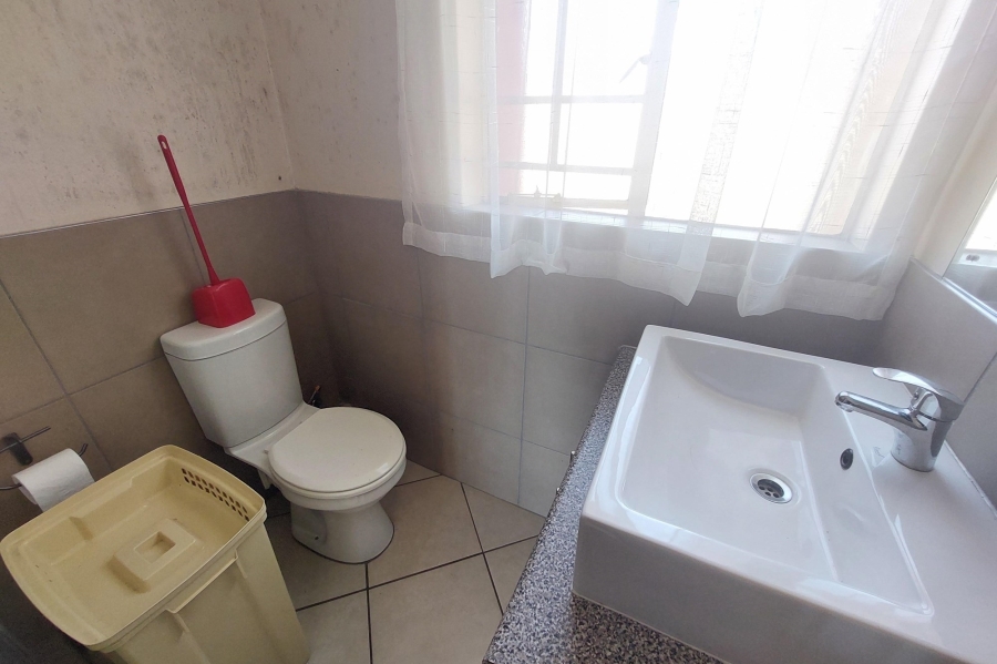 2 Bedroom Property for Sale in Monavoni Gauteng