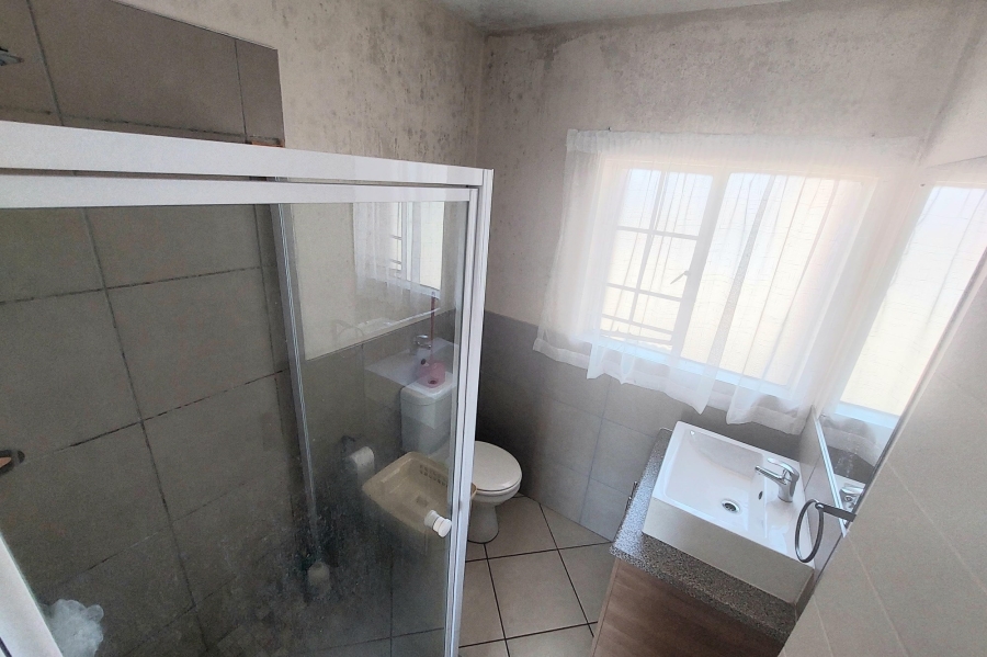 2 Bedroom Property for Sale in Monavoni Gauteng