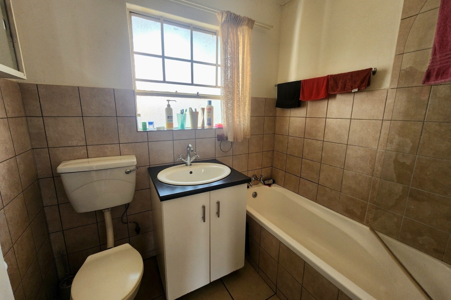 2 Bedroom Property for Sale in Die Hoewes Gauteng