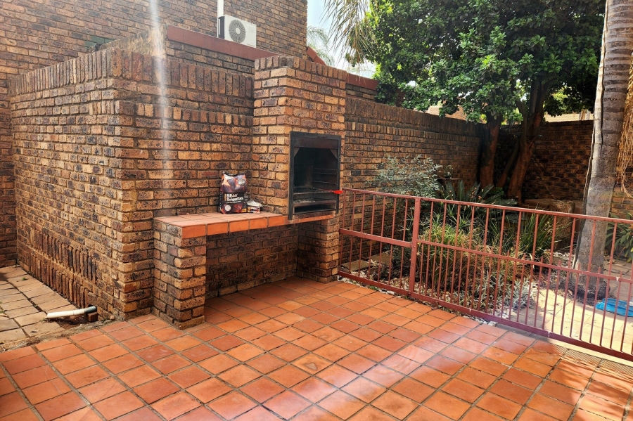 3 Bedroom Property for Sale in Die Hoewes Gauteng