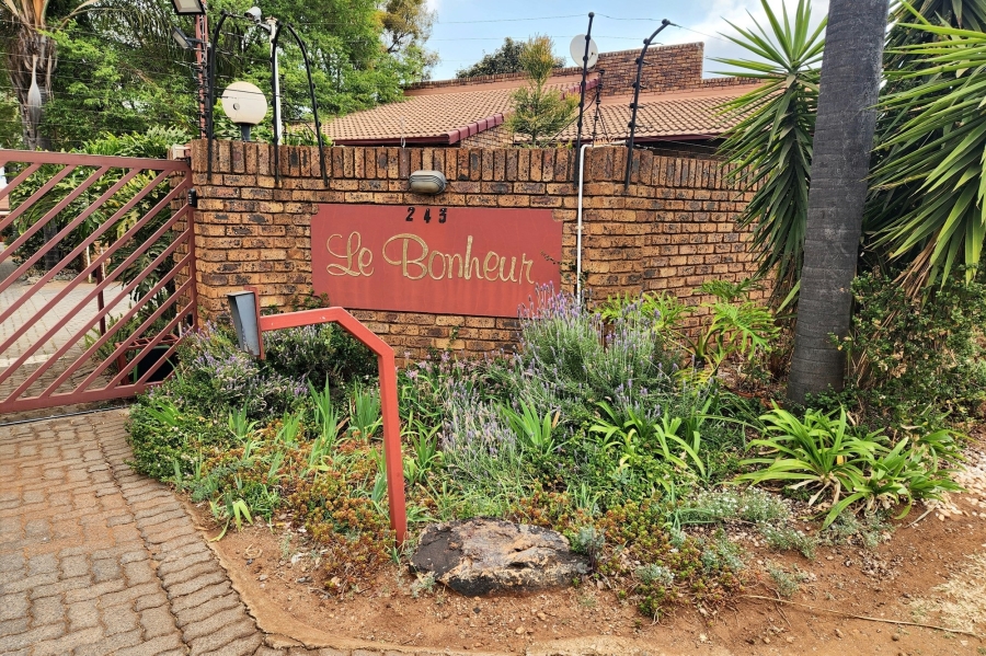 3 Bedroom Property for Sale in Die Hoewes Gauteng