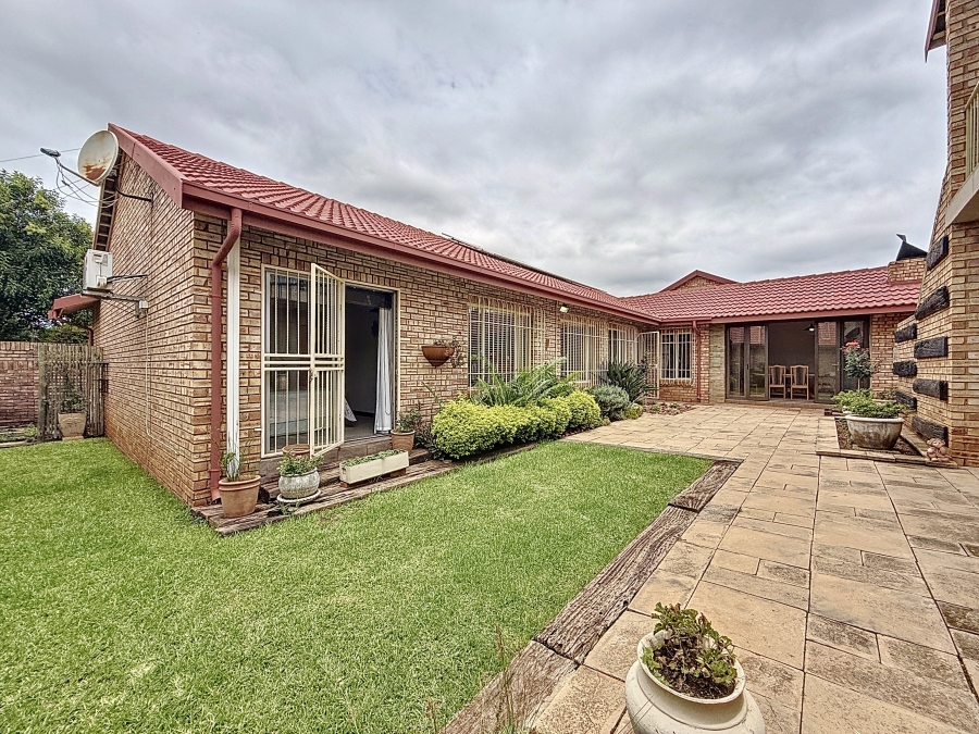 3 Bedroom Property for Sale in Eldoraigne Gauteng