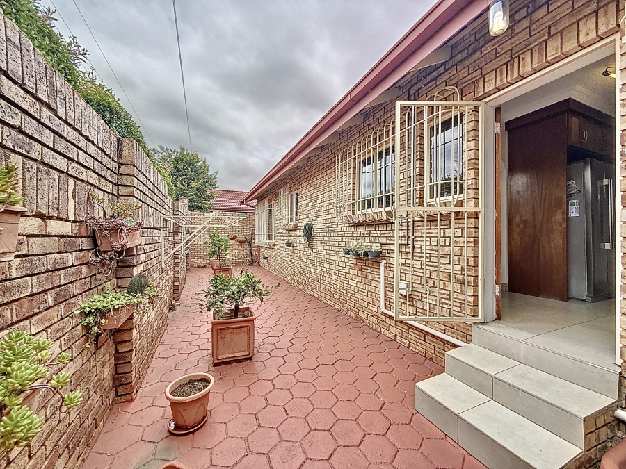 3 Bedroom Property for Sale in Eldoraigne Gauteng