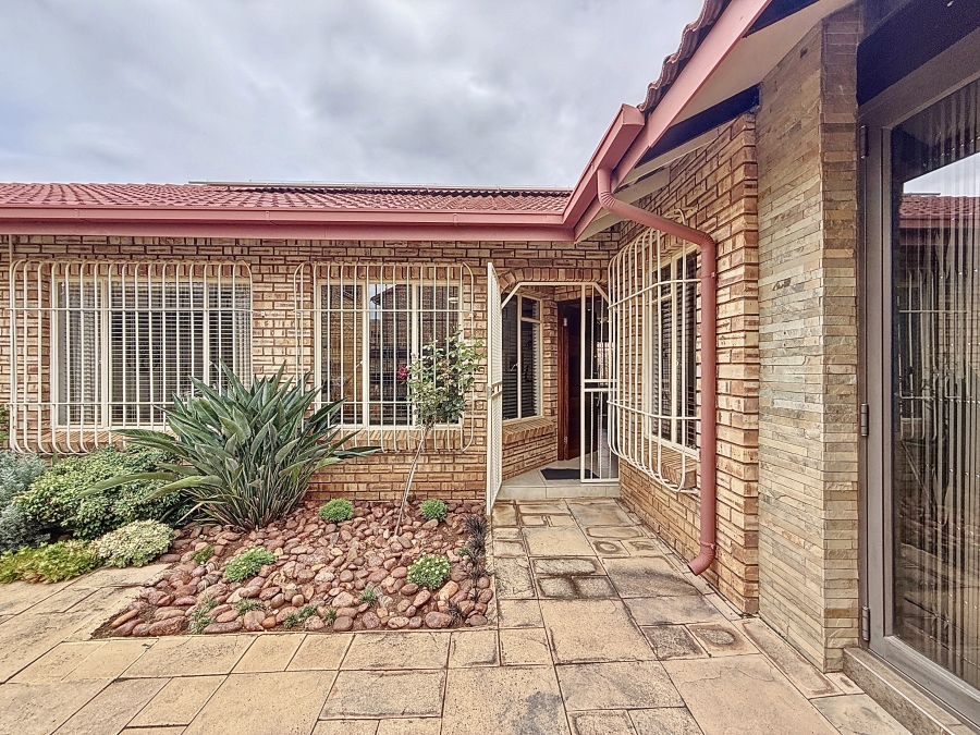 3 Bedroom Property for Sale in Eldoraigne Gauteng