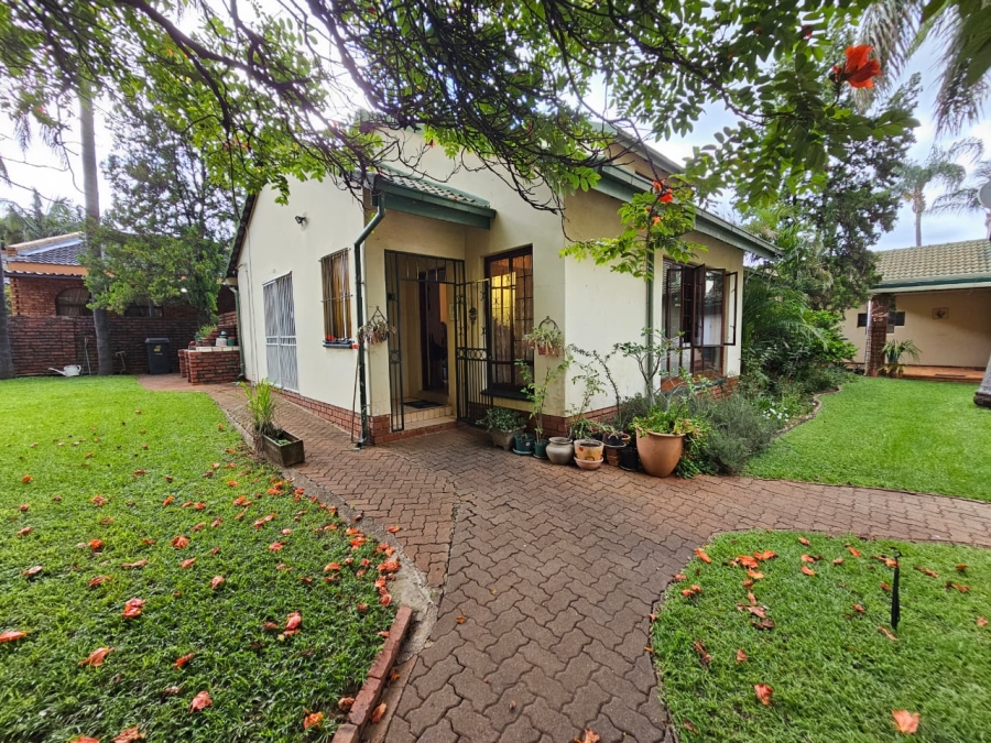 5 Bedroom Property for Sale in Magalieskruin Gauteng