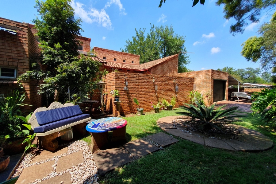 5 Bedroom Property for Sale in Wierda Park Gauteng