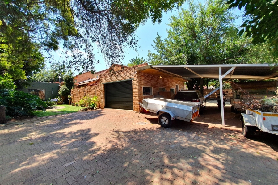 5 Bedroom Property for Sale in Wierda Park Gauteng