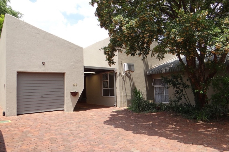 3 Bedroom Property for Sale in Die Hoewes Gauteng