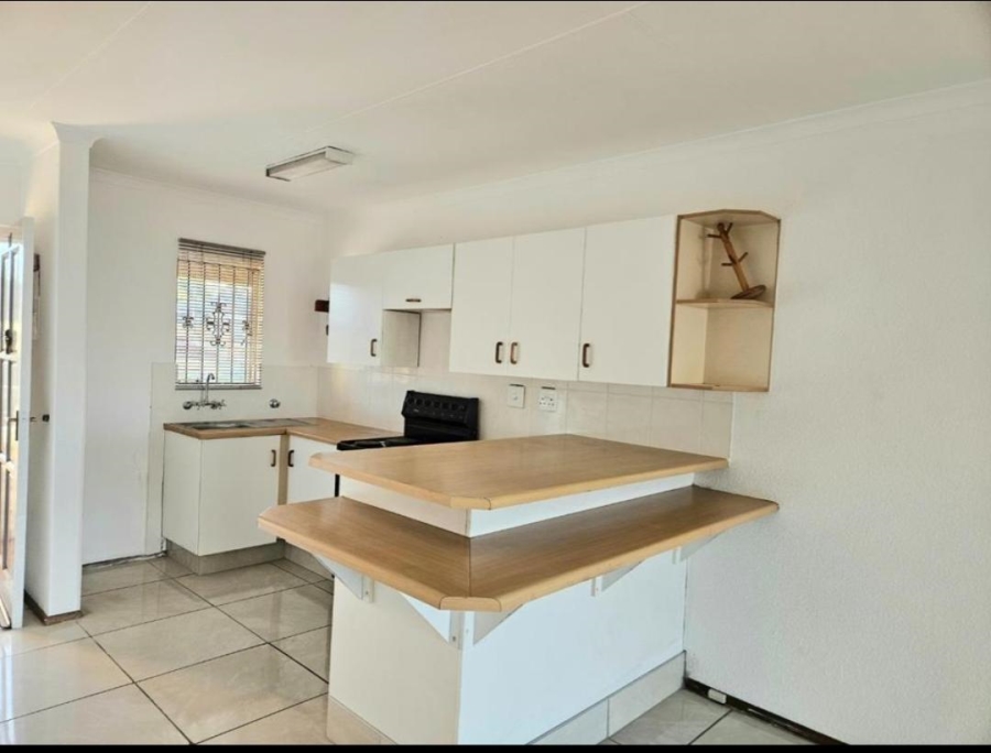 To Let 2 Bedroom Property for Rent in Florida Hills Gauteng