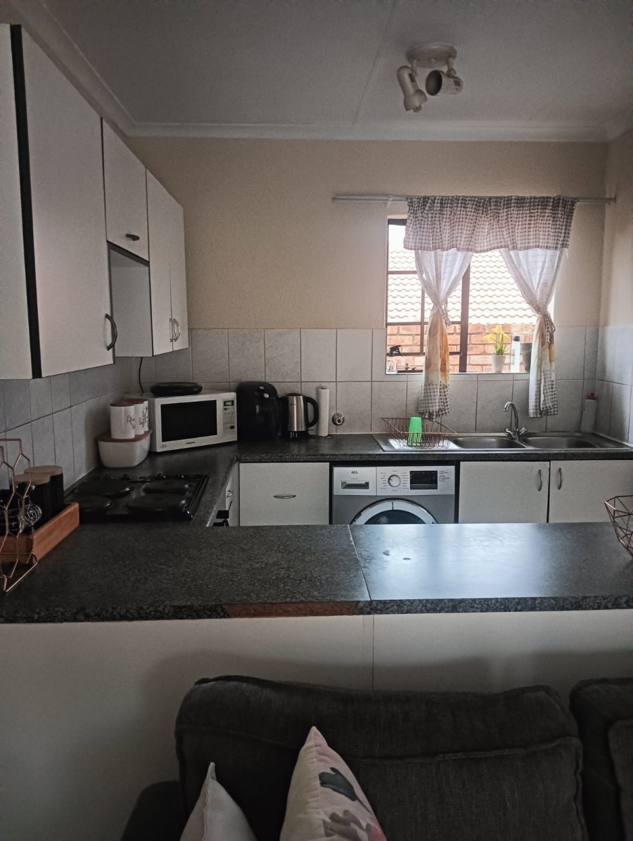 To Let 2 Bedroom Property for Rent in Halfway Gardens Gauteng