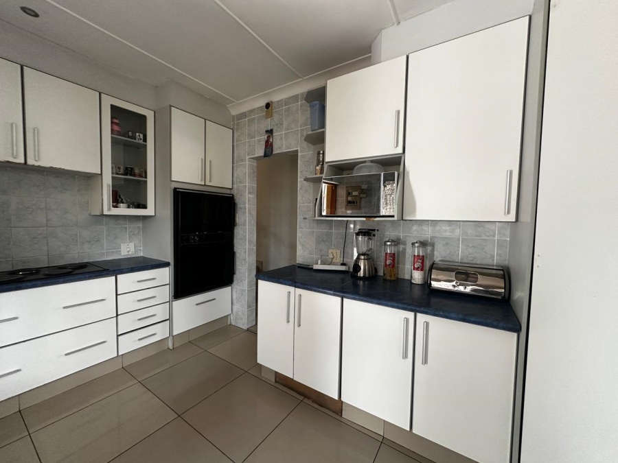 To Let 4 Bedroom Property for Rent in Gillview Gauteng