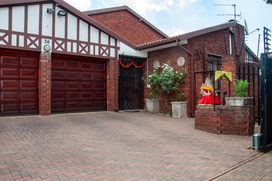 4 Bedroom Property for Sale in Paulshof Gauteng