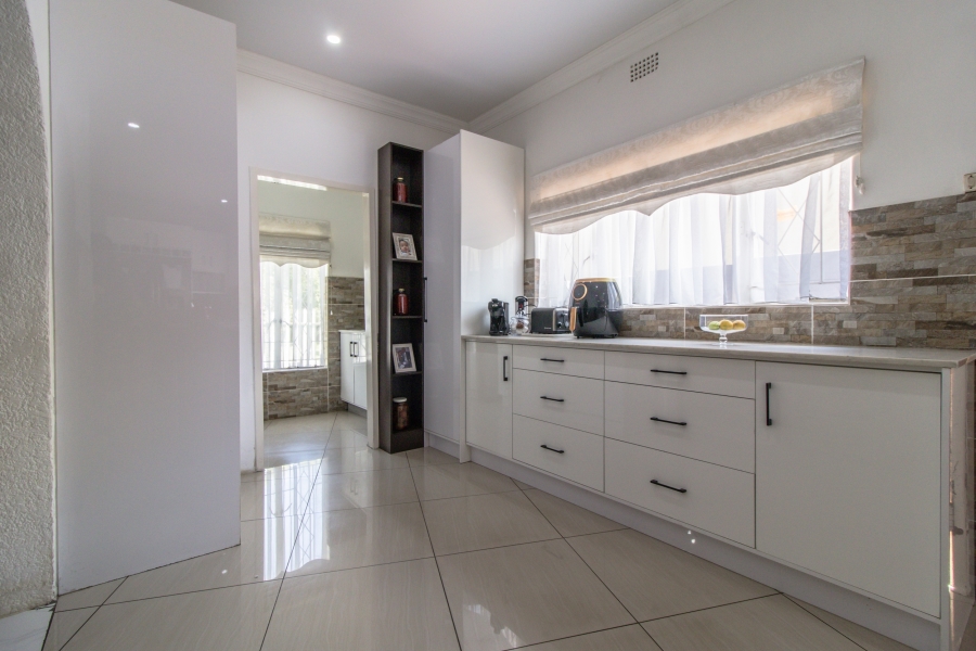 3 Bedroom Property for Sale in Brackendowns Gauteng