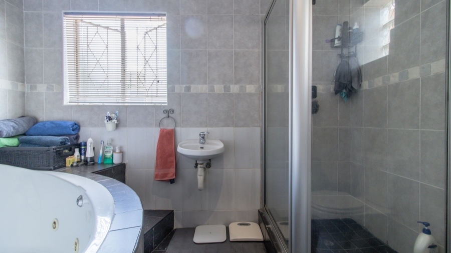 3 Bedroom Property for Sale in Brackendowns Gauteng