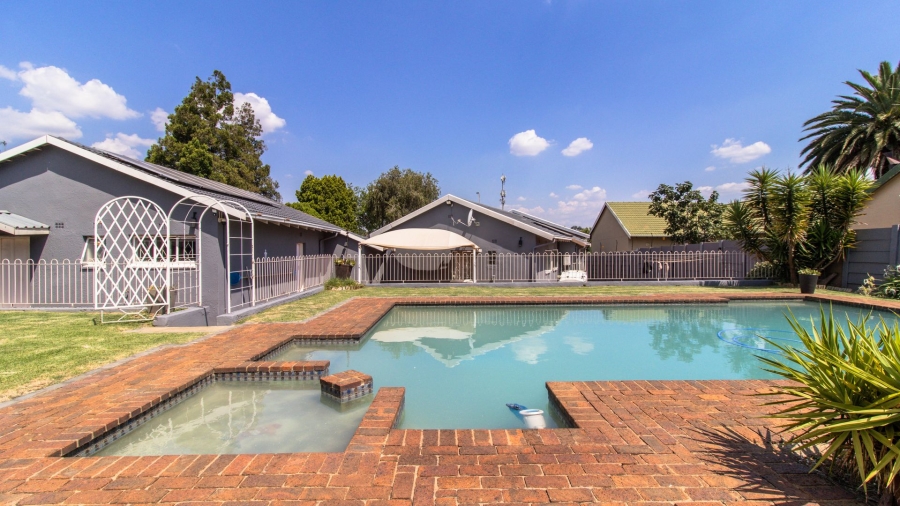 3 Bedroom Property for Sale in Brackendowns Gauteng