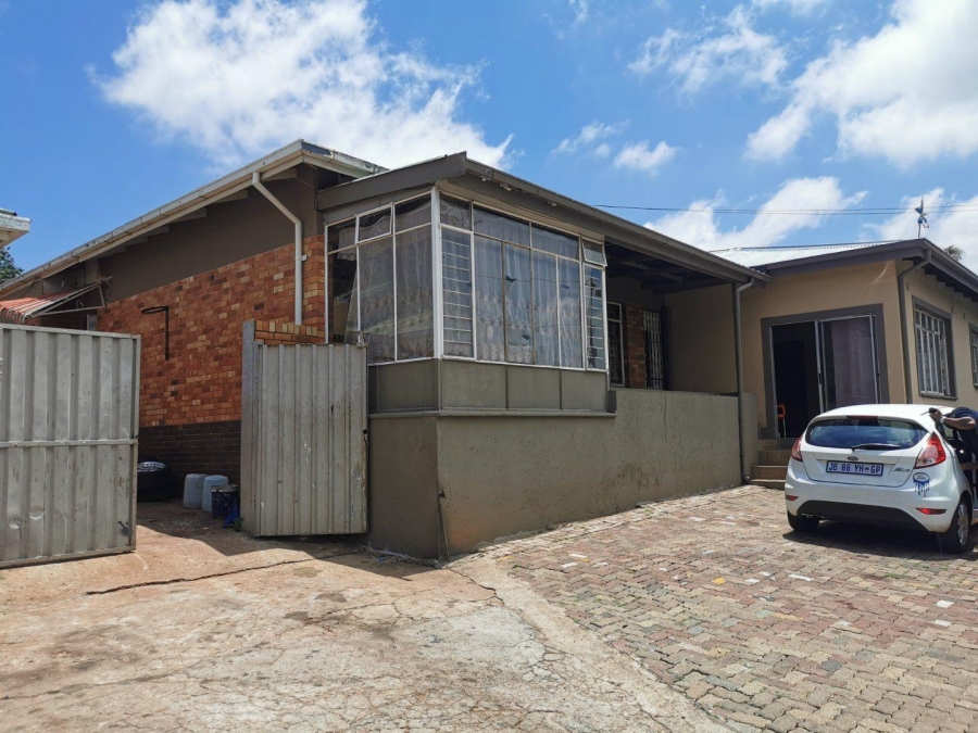 6 Bedroom Property for Sale in Discovery Gauteng