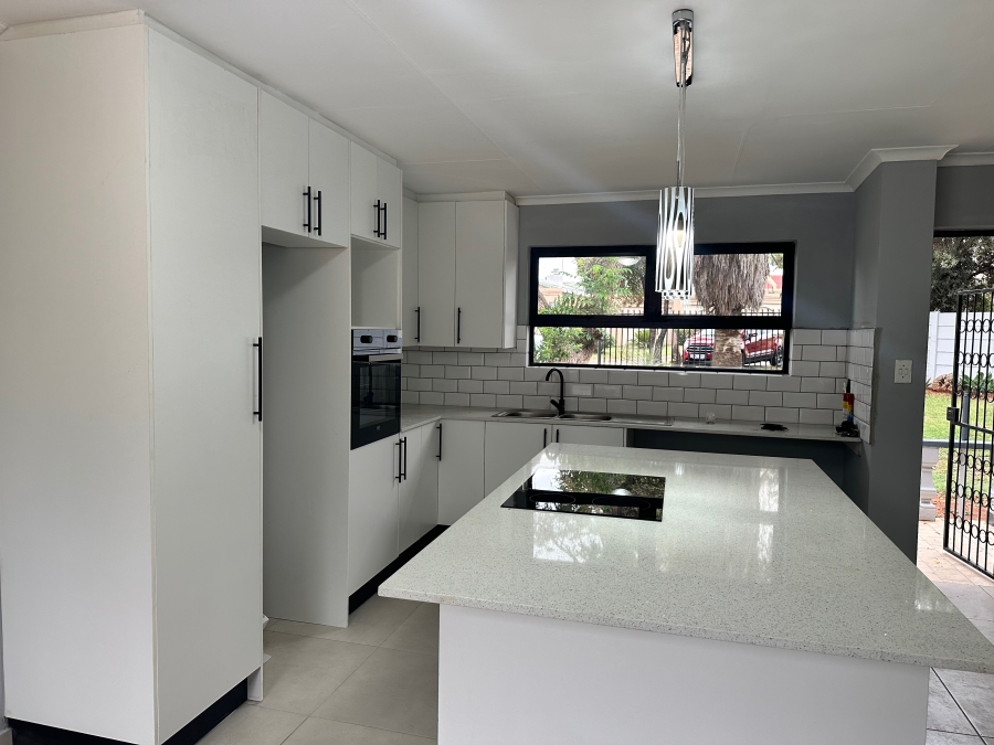 4 Bedroom Property for Sale in Heuweloord Gauteng