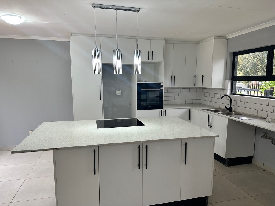 4 Bedroom Property for Sale in Heuweloord Gauteng