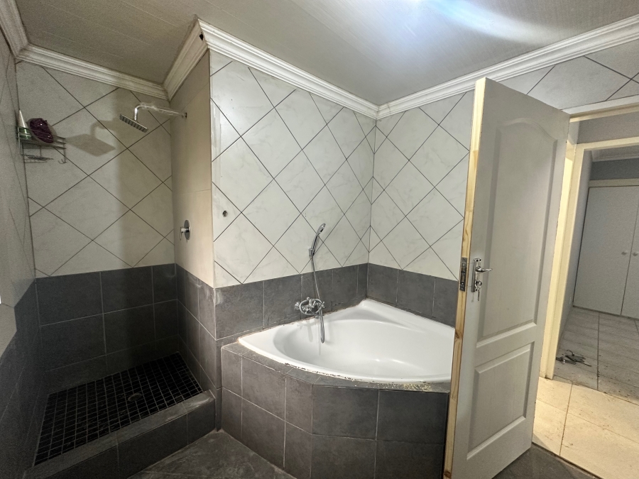 4 Bedroom Property for Sale in Heuweloord Gauteng