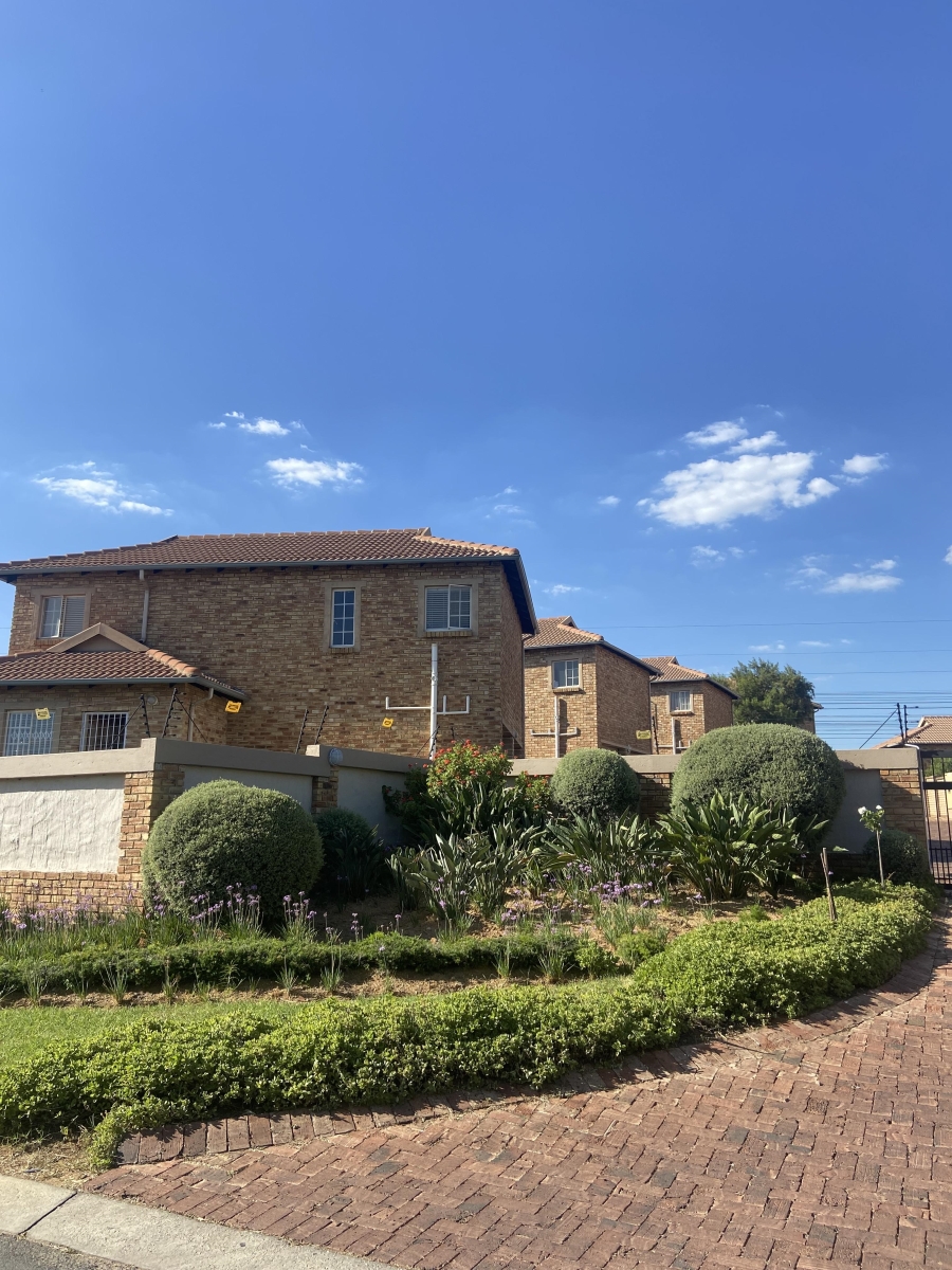 3 Bedroom Property for Sale in Kosmosdal Gauteng