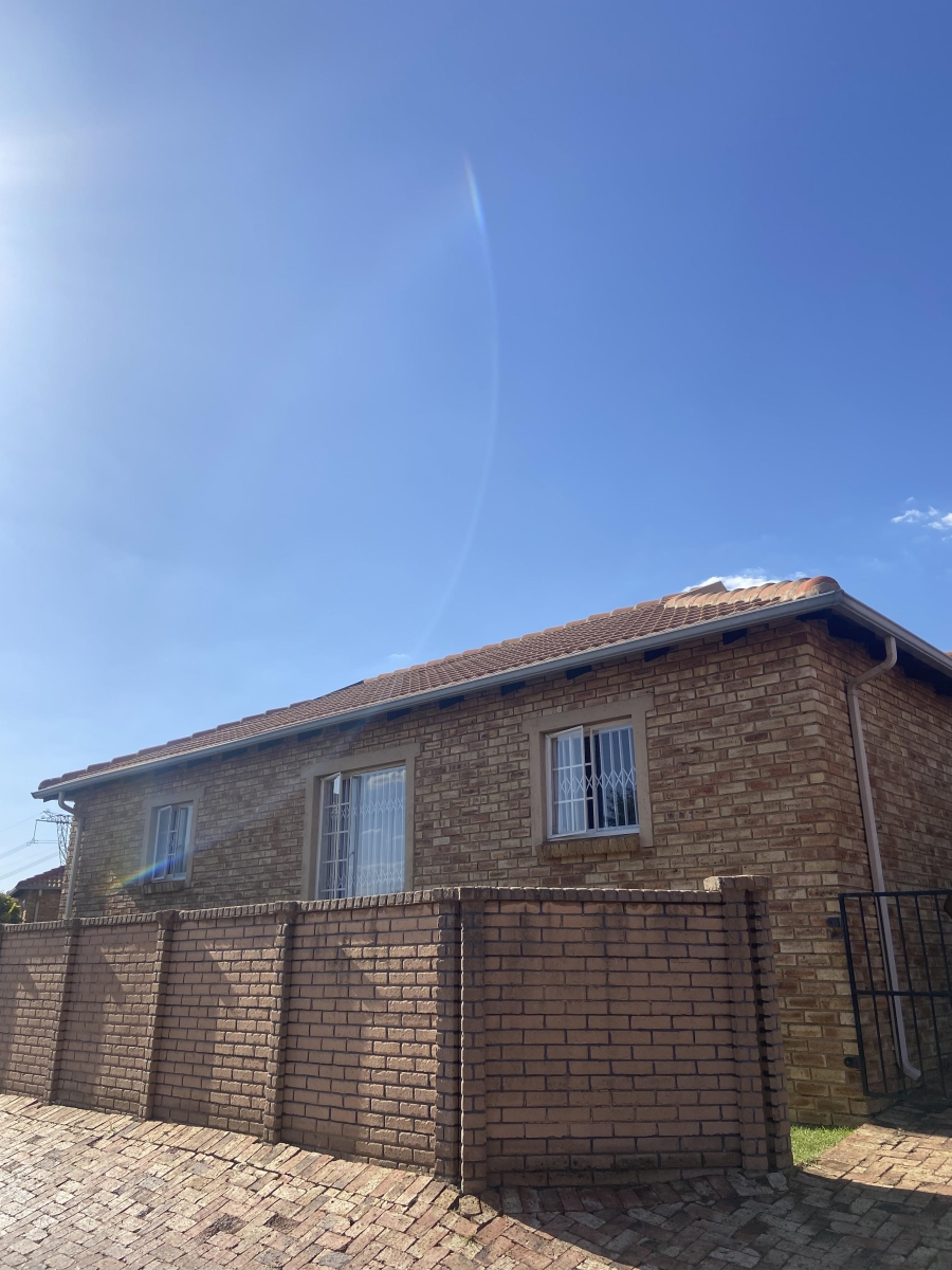 3 Bedroom Property for Sale in Kosmosdal Gauteng