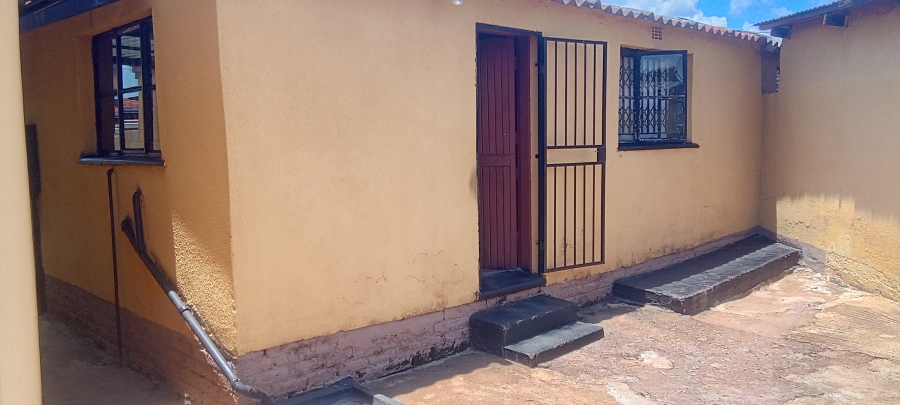 5 Bedroom Property for Sale in Pimville Zone 6 Gauteng