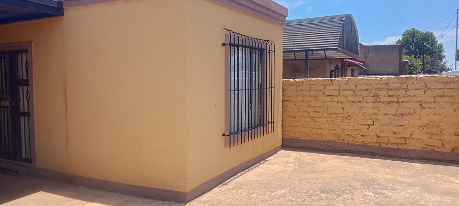 5 Bedroom Property for Sale in Pimville Zone 6 Gauteng