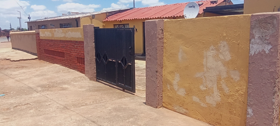 5 Bedroom Property for Sale in Pimville Zone 6 Gauteng