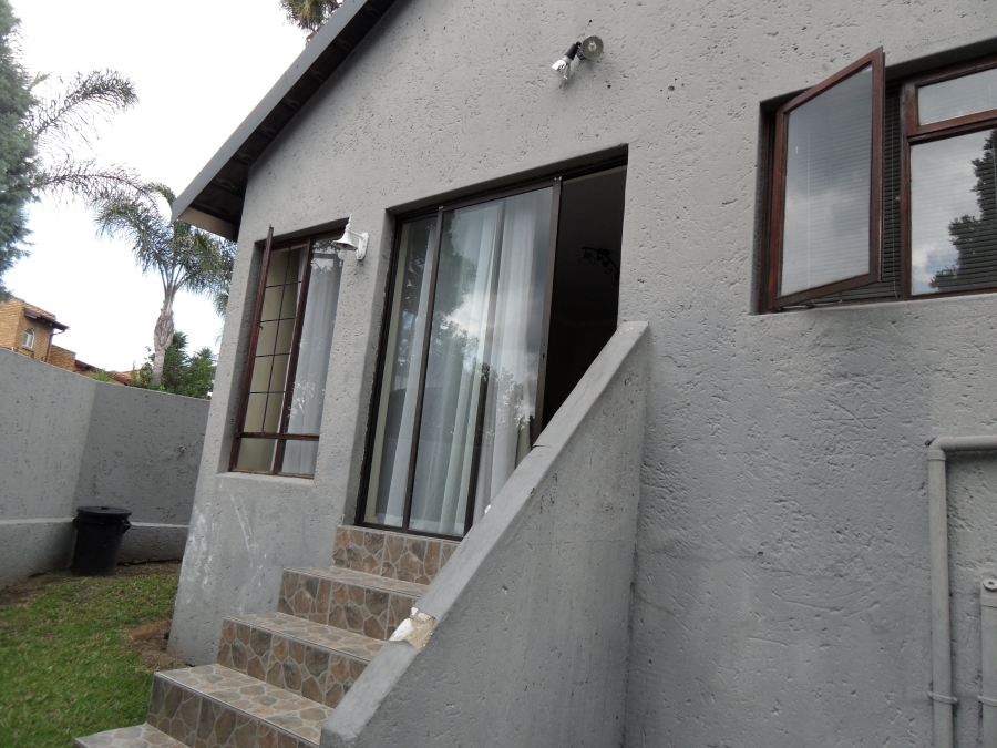 2 Bedroom Property for Sale in Corlett Gardens Gauteng