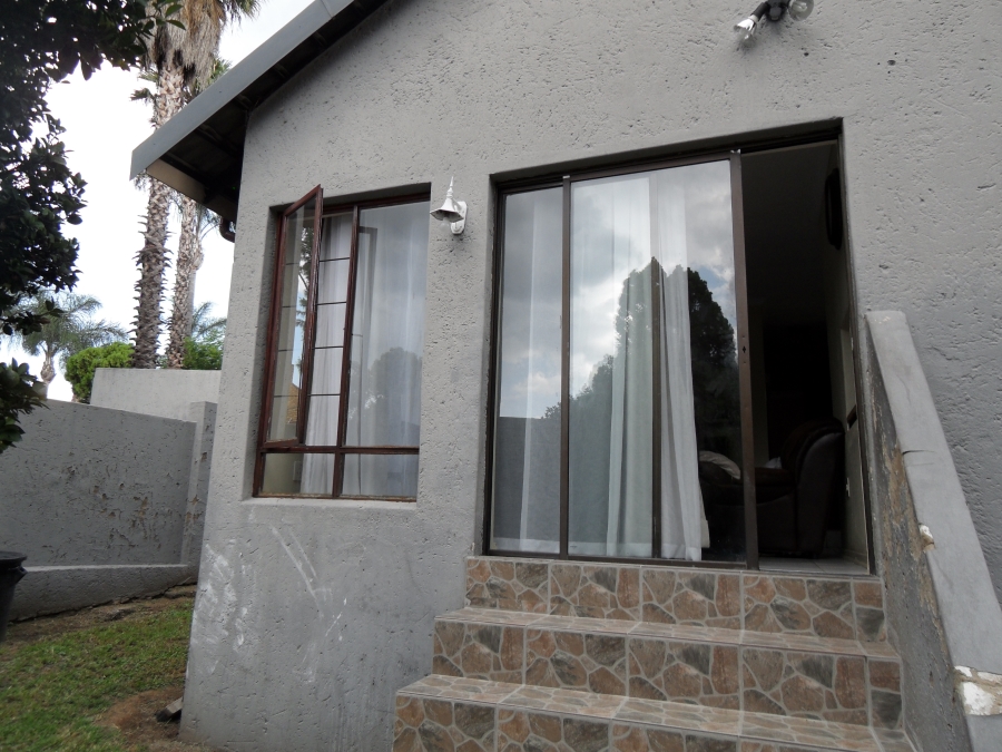 2 Bedroom Property for Sale in Corlett Gardens Gauteng