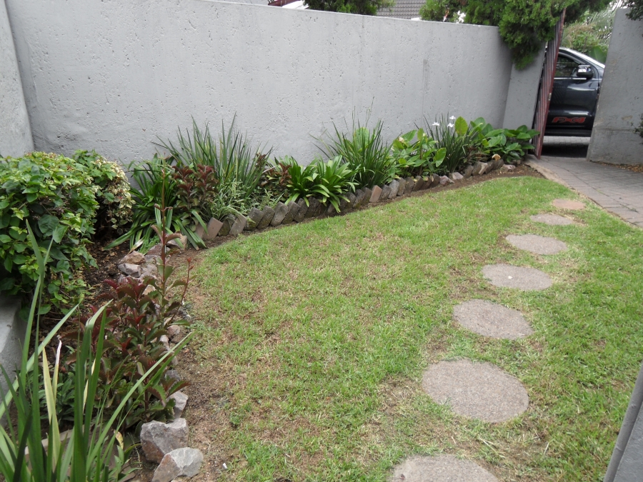 2 Bedroom Property for Sale in Corlett Gardens Gauteng