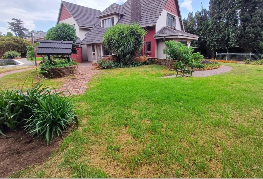 5 Bedroom Property for Sale in Linmeyer Gauteng