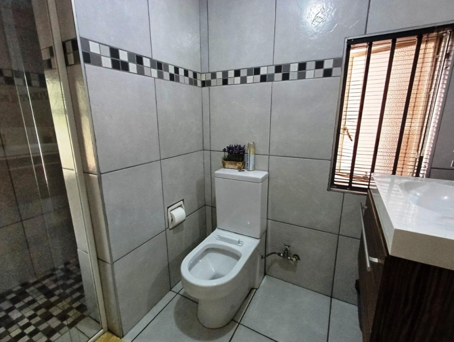 5 Bedroom Property for Sale in Linmeyer Gauteng