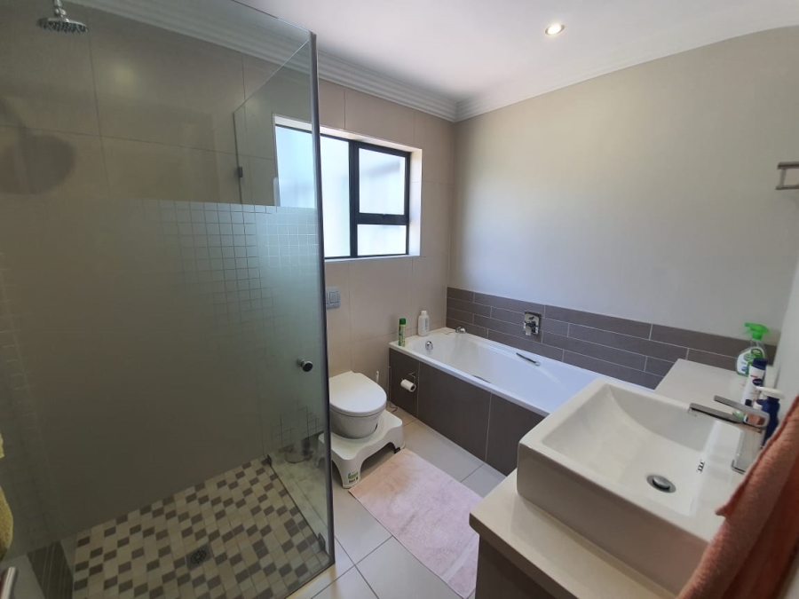To Let 3 Bedroom Property for Rent in Midstream Estate Gauteng