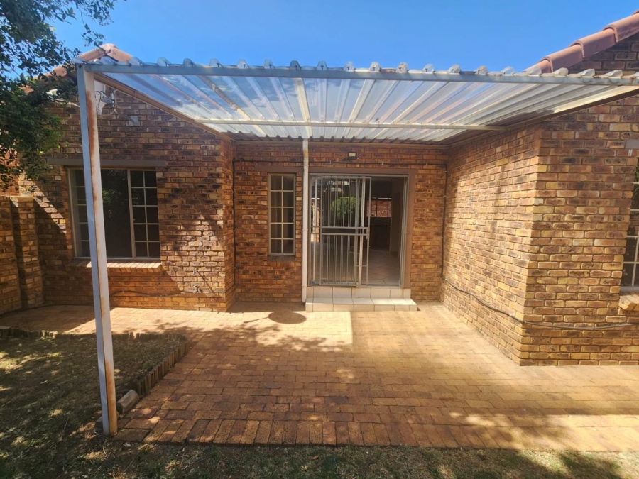 2 Bedroom Property for Sale in Rooihuiskraal North Gauteng