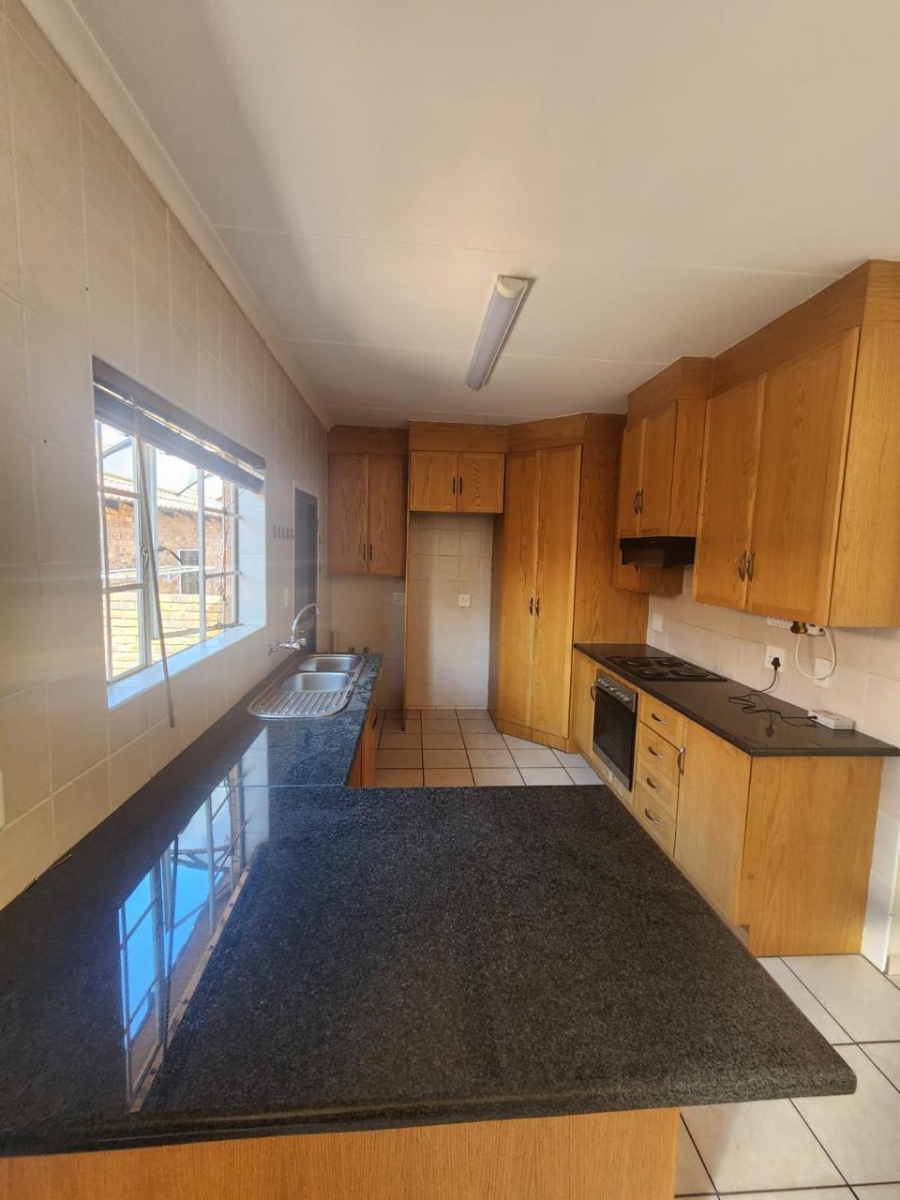 2 Bedroom Property for Sale in Rooihuiskraal North Gauteng