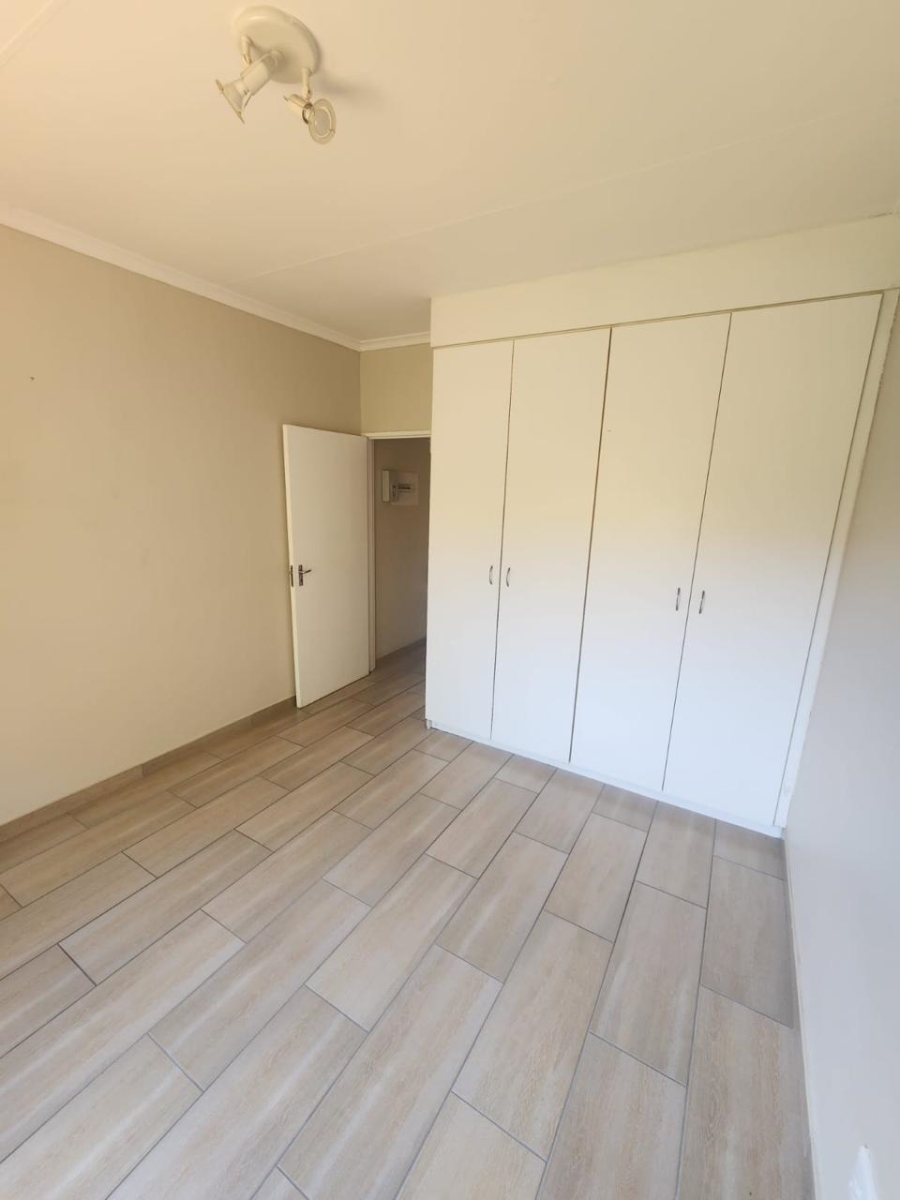 2 Bedroom Property for Sale in Rooihuiskraal North Gauteng