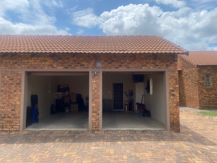 2 Bedroom Property for Sale in Rooihuiskraal North Gauteng