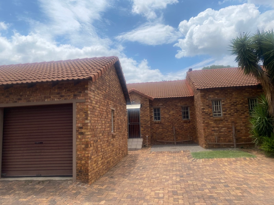 2 Bedroom Property for Sale in Rooihuiskraal North Gauteng