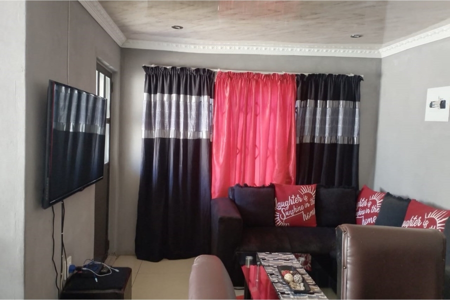 5 Bedroom Property for Sale in Tshepisong Gauteng