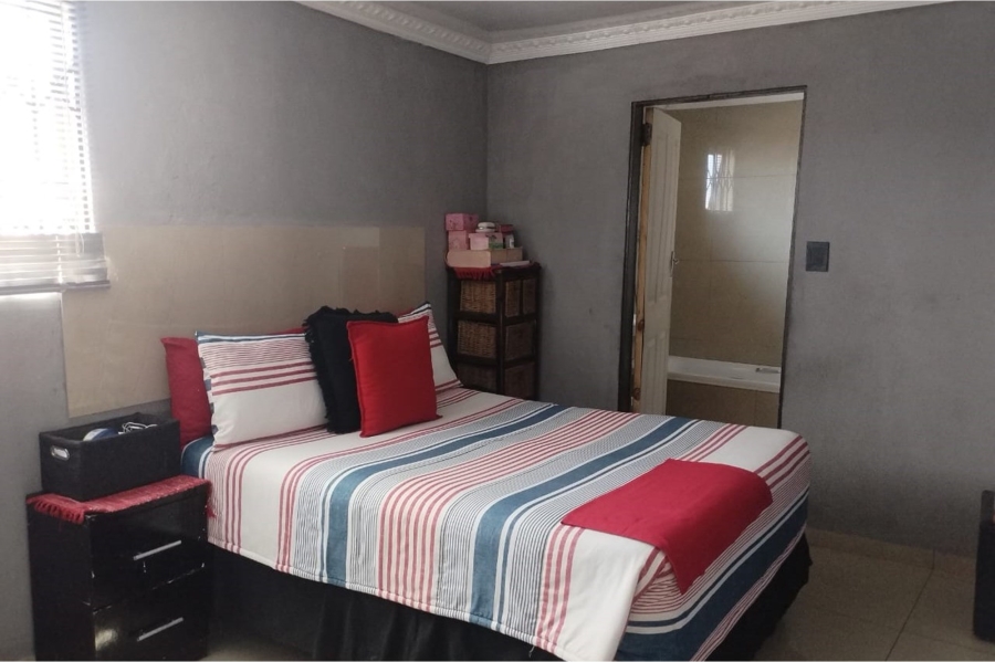 5 Bedroom Property for Sale in Tshepisong Gauteng