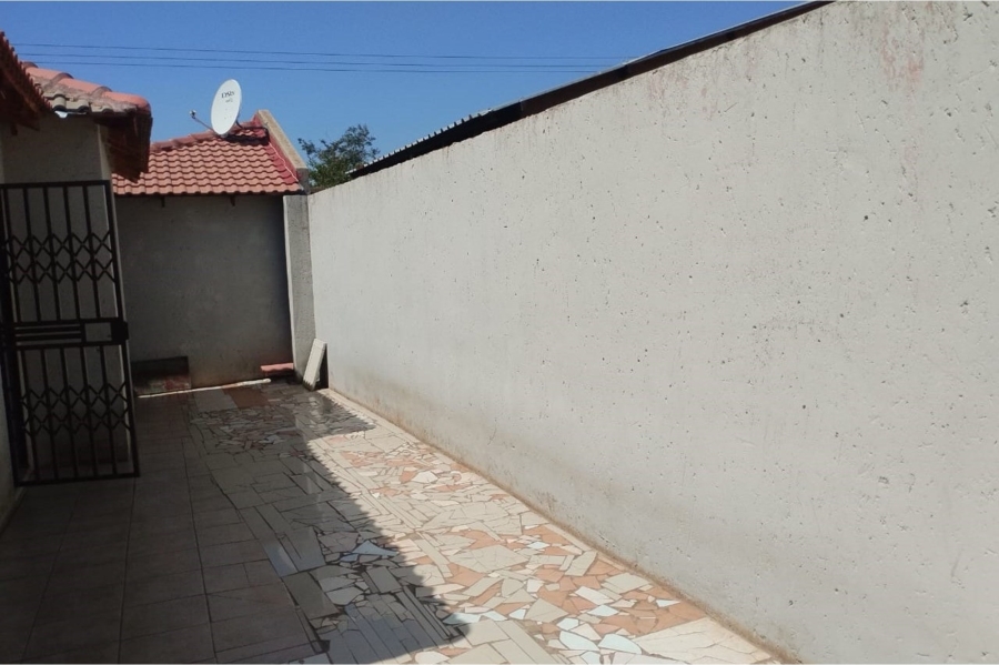 5 Bedroom Property for Sale in Tshepisong Gauteng