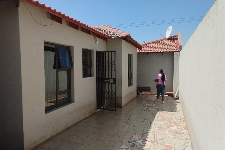 5 Bedroom Property for Sale in Tshepisong Gauteng