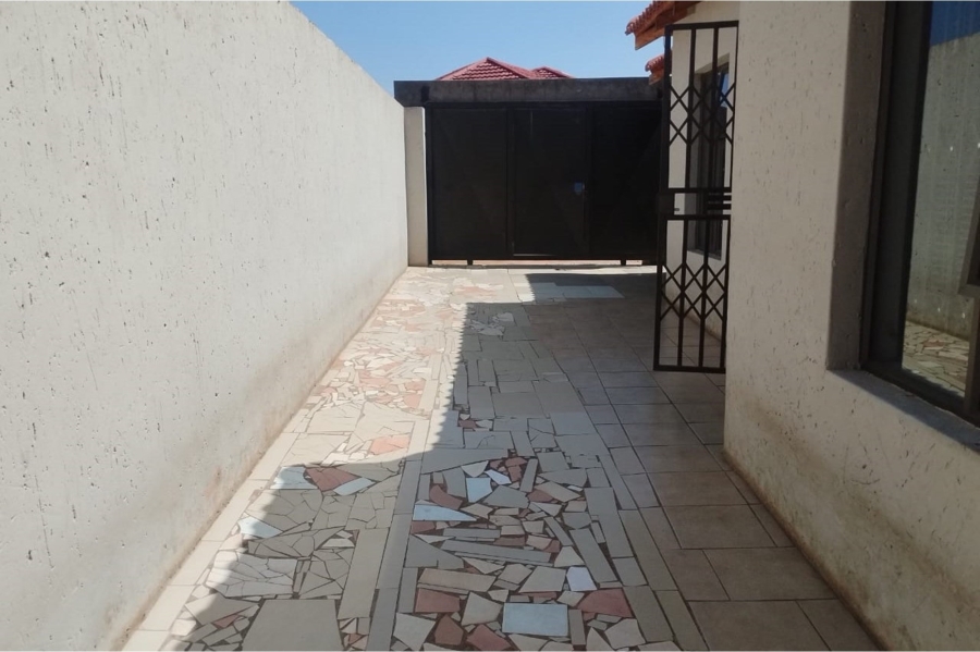 5 Bedroom Property for Sale in Tshepisong Gauteng