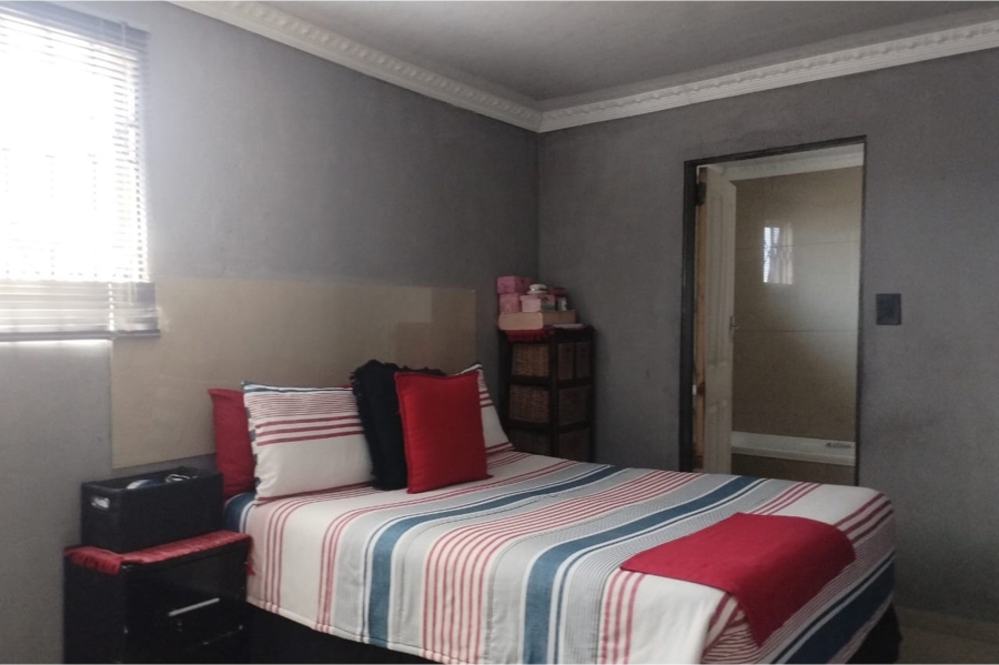 5 Bedroom Property for Sale in Tshepisong Gauteng