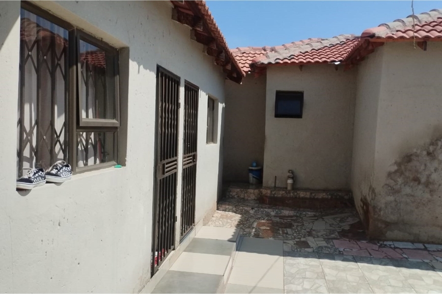 5 Bedroom Property for Sale in Tshepisong Gauteng