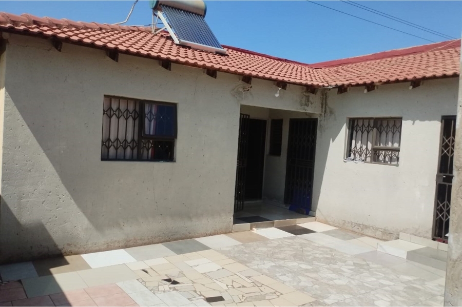 5 Bedroom Property for Sale in Tshepisong Gauteng