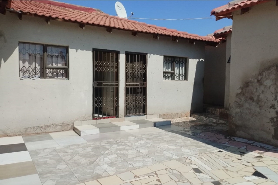 5 Bedroom Property for Sale in Tshepisong Gauteng